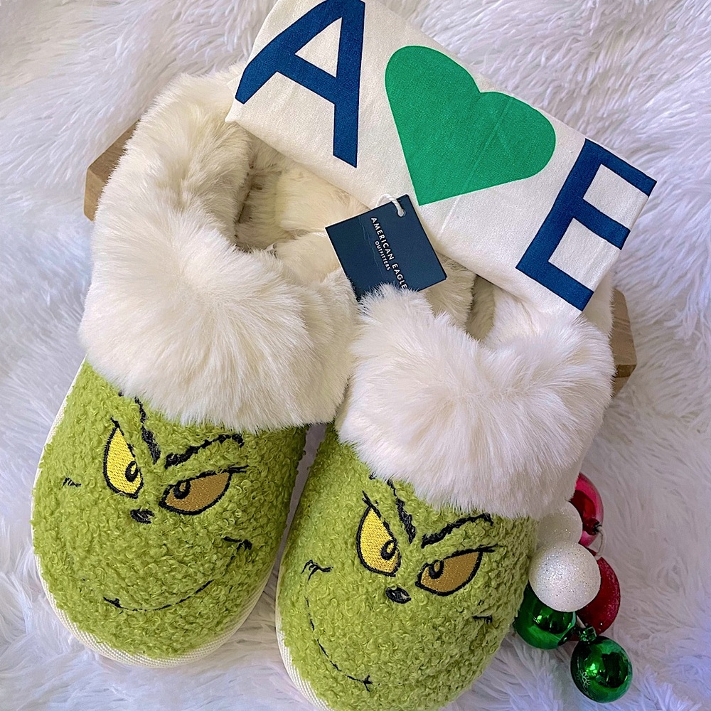 💚LAST ONE💚FINAL PRICE Grinch Slippers - Picture 2 of 10